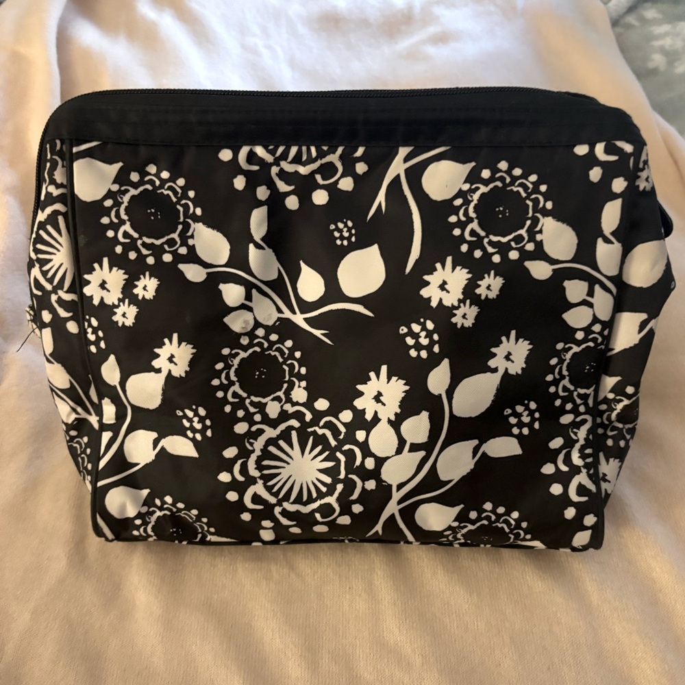 31 Black White Floral Cosmetic Bag Purse lunch bag vinyl lined